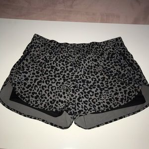 Avía Leopard Shorts